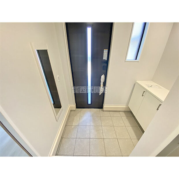 ゆとりある玄関スペースは第一印象グッド。（11月17日撮影）