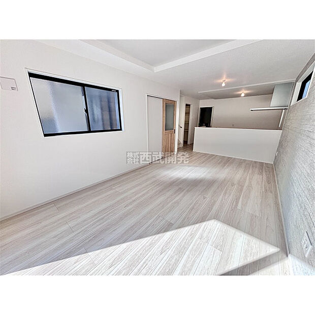 柔らかな光が射し込む家族団らんのLDK(11月28日撮影)