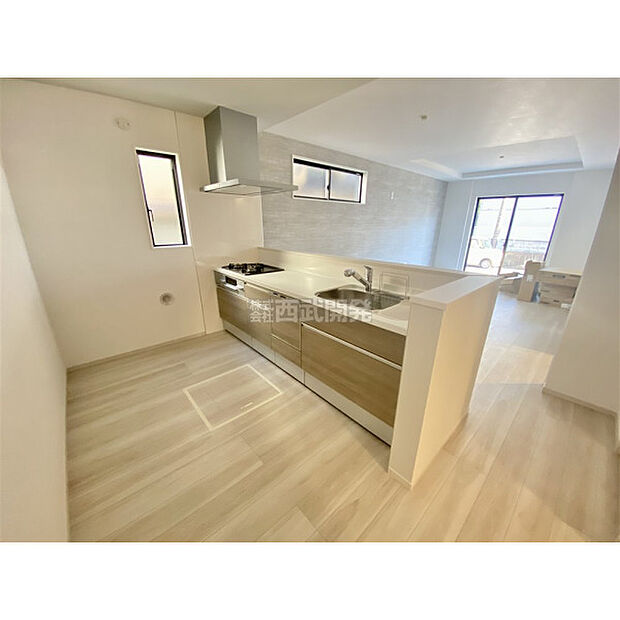 料理中もリビングの家族に目が届く対面カウンターキッチン。食器洗い乾燥機付きなので、食後はゆっくり家族だんらんを楽しめます(11月17日撮影)