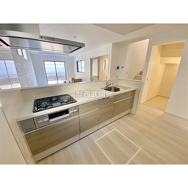 空間の広がりを演出するオープン式対面キッチンです。視界を遮らないのでゆとりの空間が生まれます。（11月17日撮影）