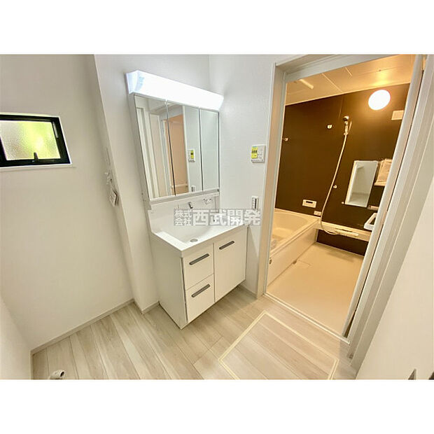 機能的でありながらシンプルなスタイルの洗面化粧台です。全収納型のミラーキャビネットで細かいものもスッキリ収納できます。(11月17日撮影)