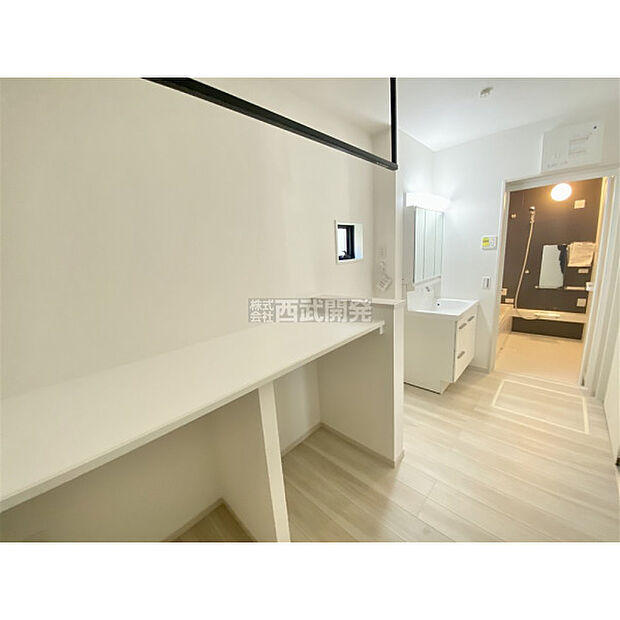 洗濯物を一時的に干したりできるランドリーパイプ付(11月17日撮影)