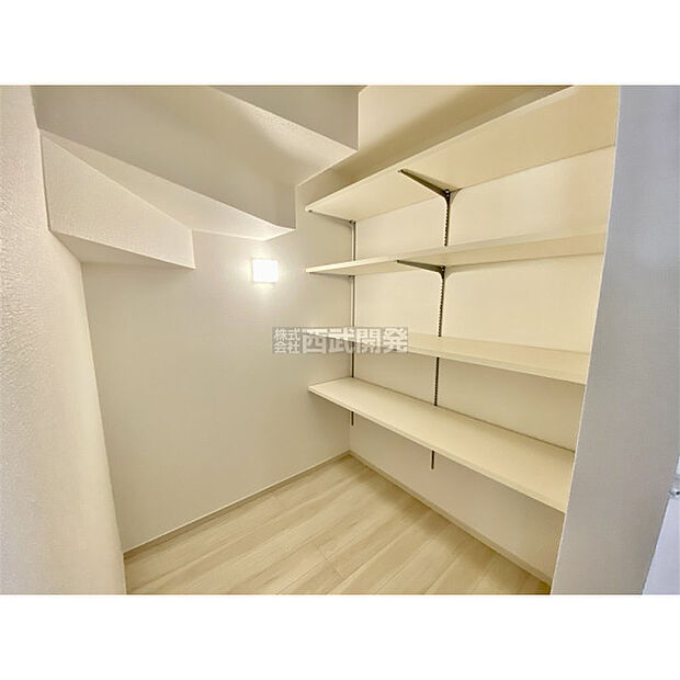 キッチン横の収納はパントリーとして重宝します。(11月17日撮影)