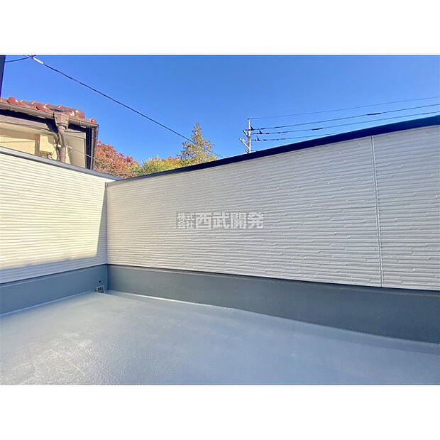 奥行きたっぷりのバルコニーは洗濯物もラクラク干せちゃいます。こんなところにもゆとり空間。（11月17日撮影）