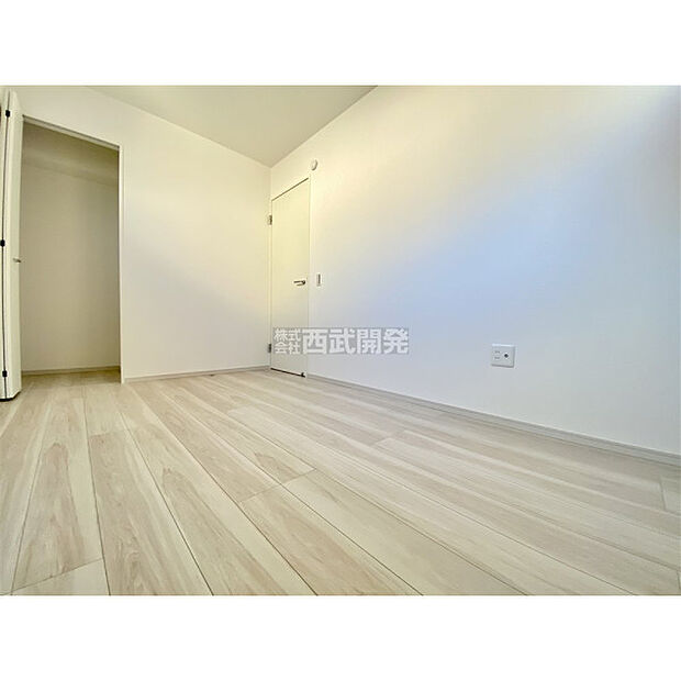 洋服などをすべて収納して室内空間は広々快適（11月17日撮影）