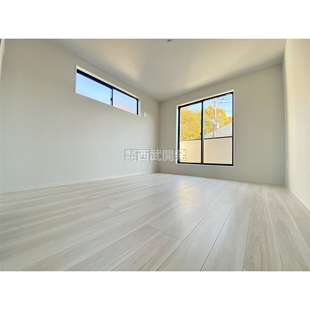 洋室は日当り・通風ともに良好です。明るい部屋はそれだけで気分が晴れやかになりますね。(11月17日撮影)