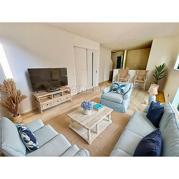 配置してある家具や小物はCGによるイメージです。柔らかな光が射し込む家族団らんのＬＤＫ