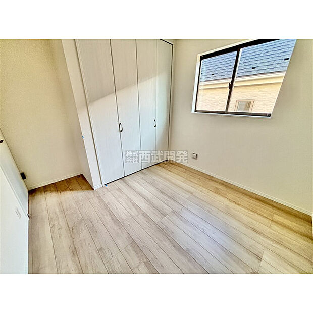 洋服などをすべて収納して室内空間は広々快適