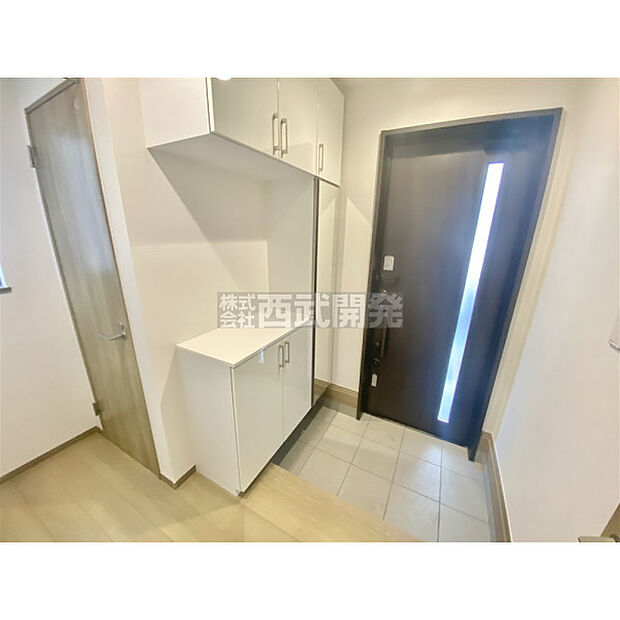 シューズボックスには鏡が付いているので、外出前の身支度チェックができます。