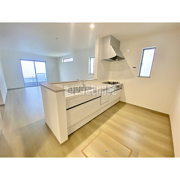 お料理をしながらでもご家族との会話を楽しめる対面キッチンです。