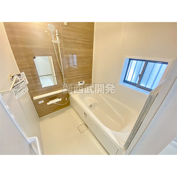 お子様と一緒にバスタイムを楽しめる広々空間。浴室乾燥機付で心地よいバスタイムを実現します。