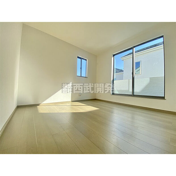 洋室は日当り・通風ともに良好です。明るい部屋はそれだけで気分が晴れやかになりますね。