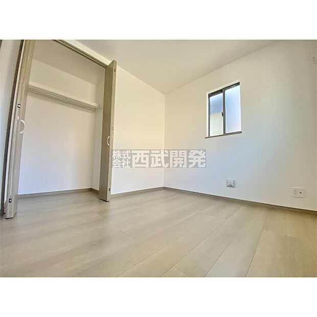 洋服などをすべて収納して室内空間は広々快適