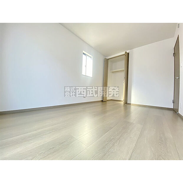 洋服などをすべて収納して室内空間は広々快適