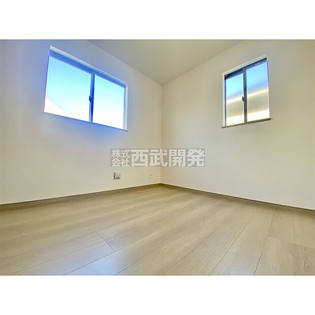 穏やかな日差しと心地よい風が吹き抜ける窓配置