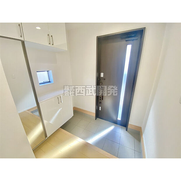 シューズボックスには鏡が付いているので、外出前の身支度チェックができます。