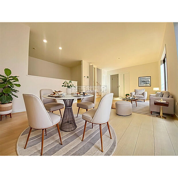 配置してある家具や小物はCGによるイメージです。柔らかな光が射し込む家族団らんのLDK