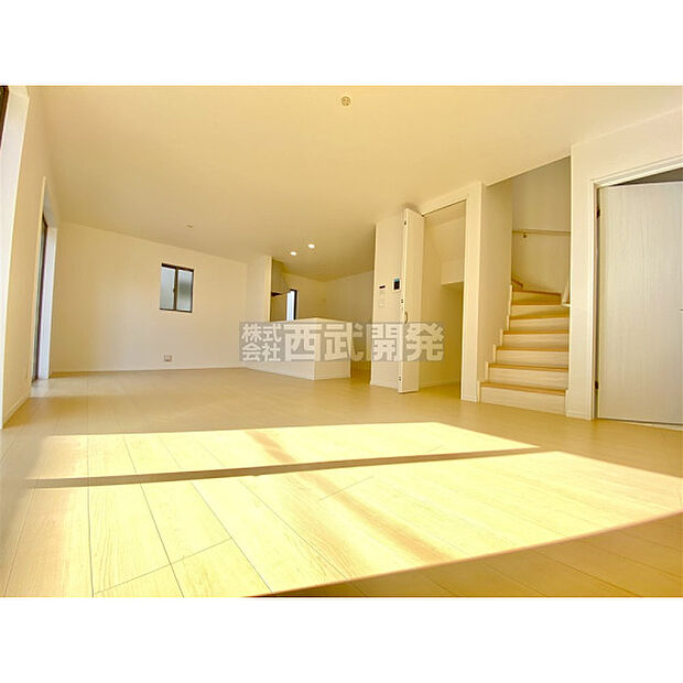 リビングには太陽の光が射し込みます。家族が集まる場所だからこそ、明るい空間作りがかかせません。