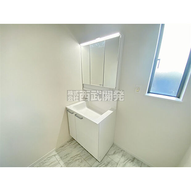 収納力と機能性に優れた三面鏡洗面化粧台です。鏡の裏は収納スペースになっていますので、すっきり清潔に保てます。