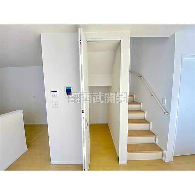 リビングにある階段下収納。