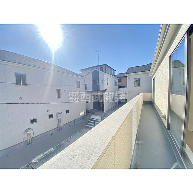 大きな空に囲まれた気持ちのいい家。バルコニーを覗くだけで圧倒的な開放感に包まれます。