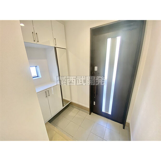 ゆとりある玄関スペースは第一印象グッド。