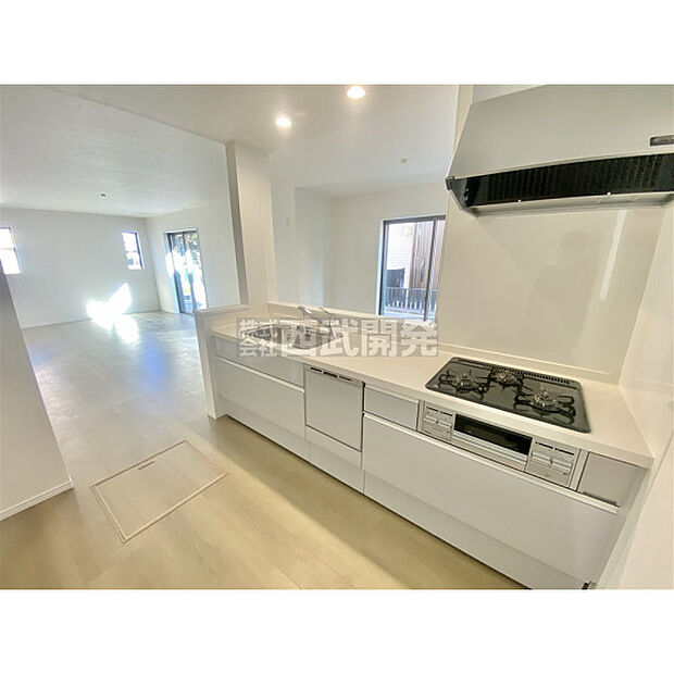 料理中もリビングの家族に目が届く対面カウンターキッチン。食器洗い乾燥機付きなので、食後はゆっくり家族だんらんを楽しめます