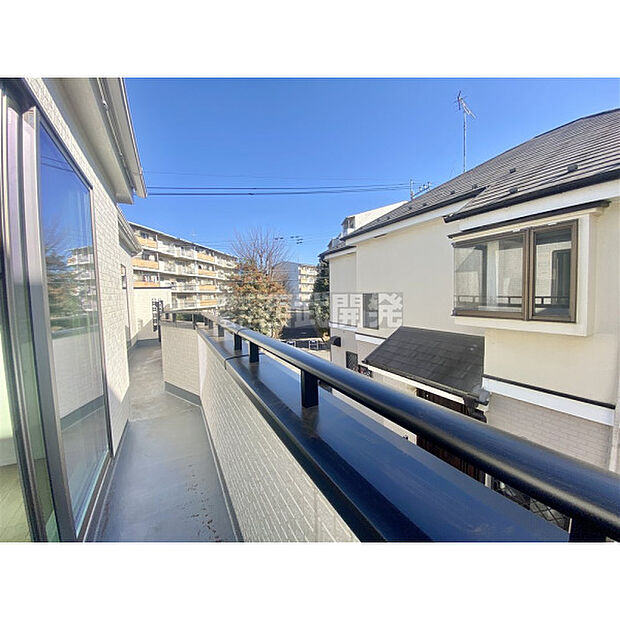 太陽の光が射し込むバルコニーは、洗濯物を干すのが楽しくなりますね。