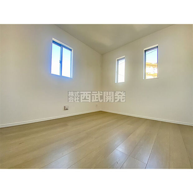 穏やかな日差しと心地よい風が吹き抜ける窓配置