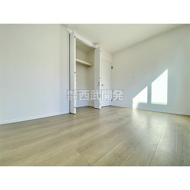 洋服などをすべて収納して室内空間は広々快適