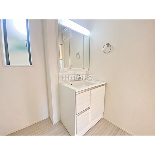 収納力と機能性に優れた三面鏡洗面化粧台です。鏡の裏は収納スペースになっていますので、すっきり清潔に保てます。