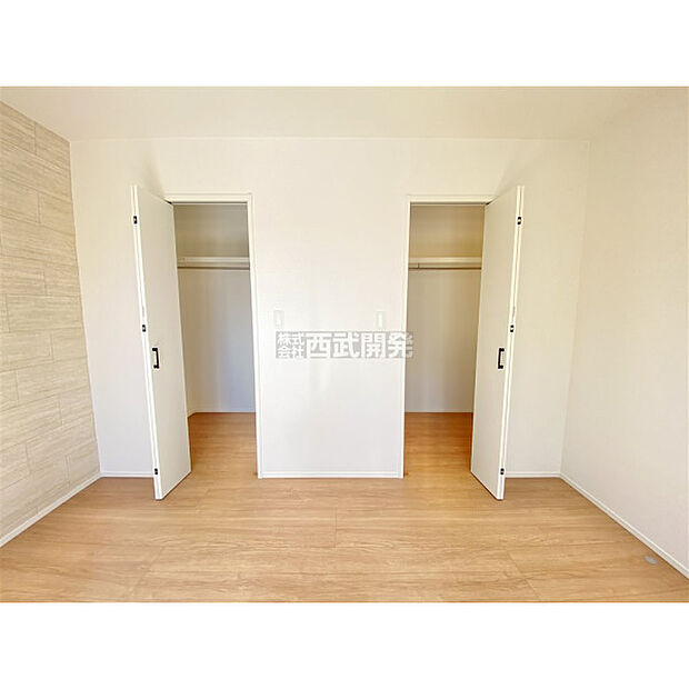 収納力のあるダブルウォークインクローゼット。収納が多いとお部屋の使い勝手がとても良くなります。