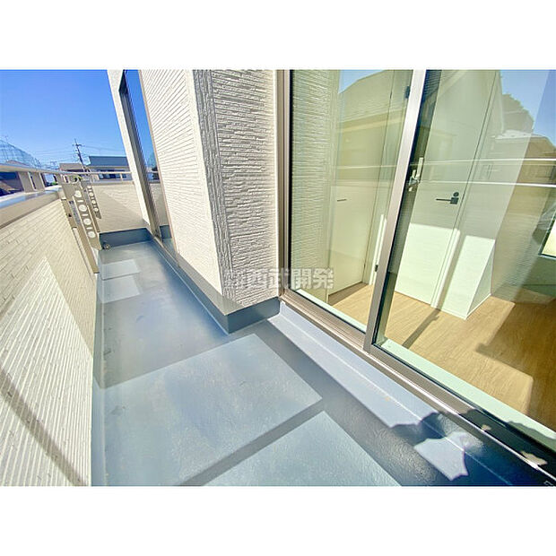 太陽の光が射し込むバルコニーは、洗濯物を干すのが楽しくなりますね。