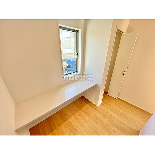 リビングには作業カウンターがございます。