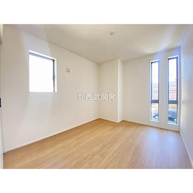 穏やかな日差しと心地よい風が吹き抜ける窓配置