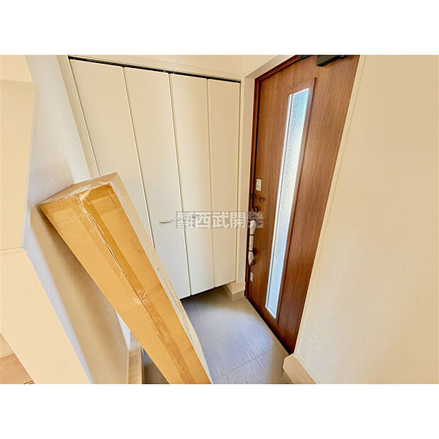 大きなシューズボックス。中の棚板は可動式なのでブーツや長靴なども楽々収納できます。