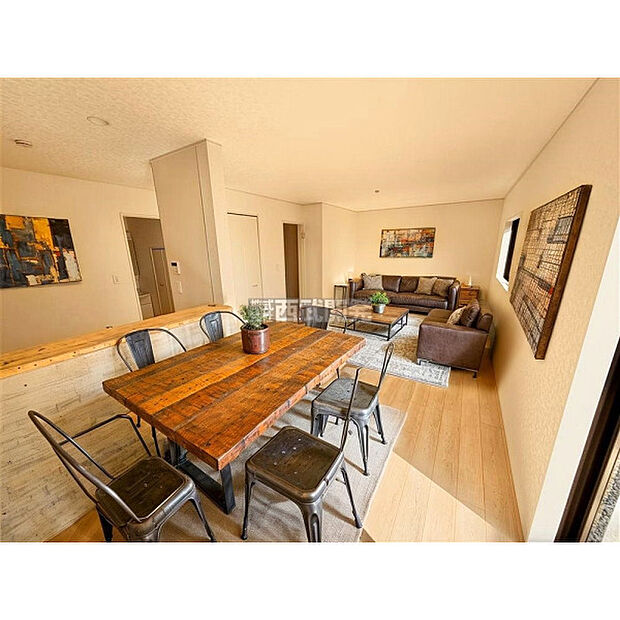 配置してある家具や小物はCGによるイメージです。リビングには太陽の光が射し込みます。