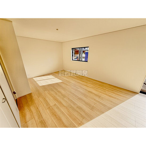 柔らかな光が射し込む家族団らんのLDK。家族が集まる場所だからこそ、明るい空間作りがかかせません。