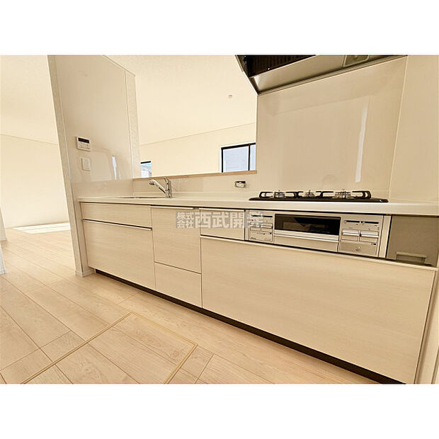 キッチンの蛇口には浄水機能が付いています。シャワーヘッドタイプなのでお掃除も楽になりますね。