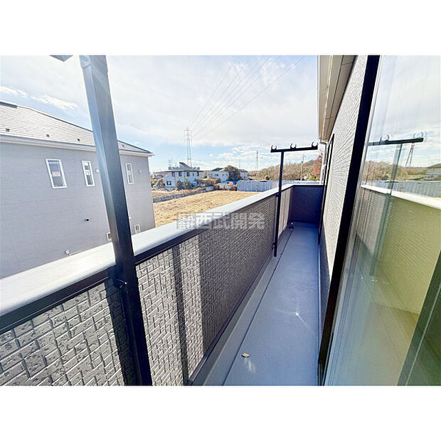 太陽の光が射し込むバルコニーは、洗濯物を干すのが楽しくなりますね。