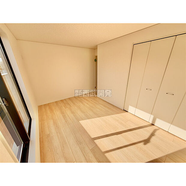 洋室は日当り・通風ともに良好です。明るい部屋はそれだけで気分が晴れやかになりますね。