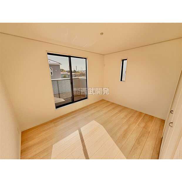 洋室は日当り・通風ともに良好です。明るい部屋はそれだけで気分が晴れやかになりますね。