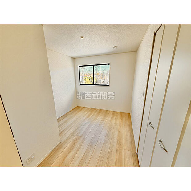 洋服などをすべて収納して室内空間は広々快適