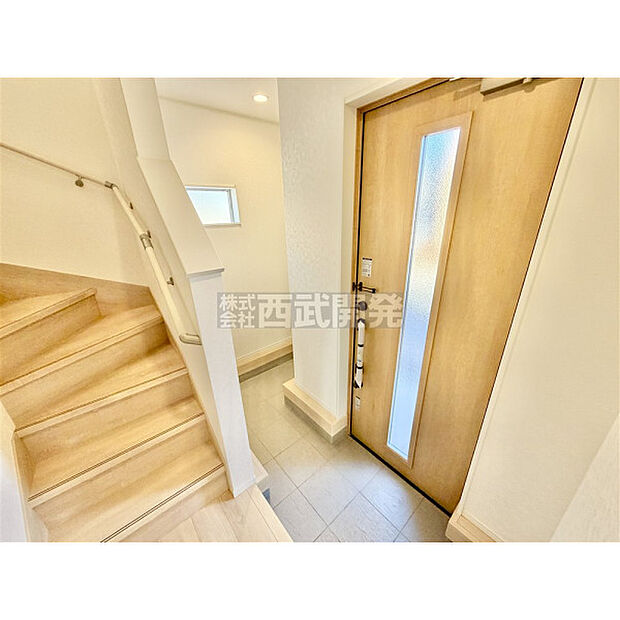 ゆとりある玄関スペースは第一印象グッド。