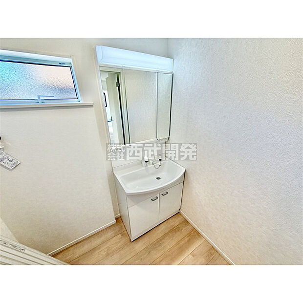 収納力と機能性に優れた三面鏡洗面化粧台です。鏡の裏は収納スペースになっていますので、すっきり清潔に保てます。