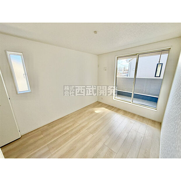 穏やかな日差しと心地よい風が吹き抜ける窓配置