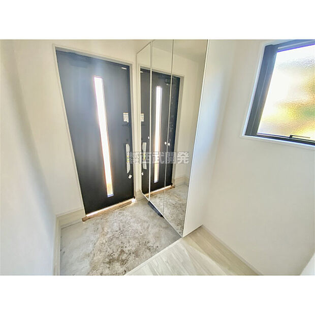 シューズボックスには鏡が付いているので、外出前の身支度チェックができます。