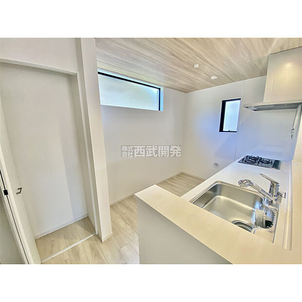 キッチン収納ございます。すっきりとしたキッチンはお料理の時間も楽しくなりますね。