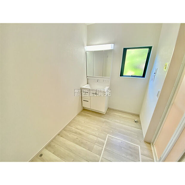 機能的でありながらシンプルなスタイルの洗面化粧台です。全収納型のミラーキャビネットで細かいものもスッキリ収納できます。