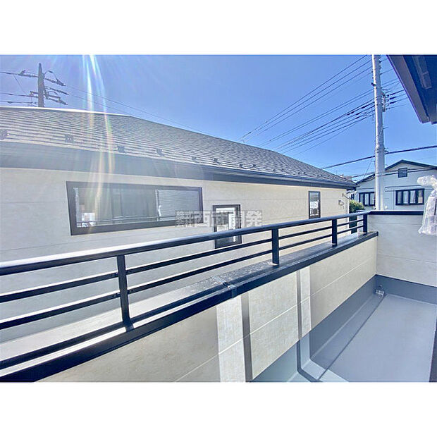 太陽の光が射し込むバルコニーは、洗濯物を干すのが楽しくなりますね。